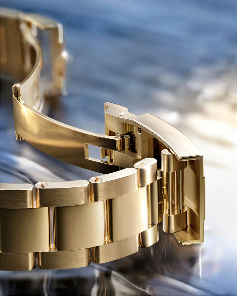 The Oyster case Iconic and robust